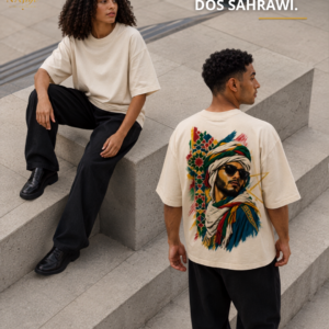 Deux modèles en T-shirts écrus et pantalons noirs posent sur de larges marches grises. Le devant du T-shirt est uni, tandis que le dos présente le grand visuel Sahrawi coloré. Texte : « Devant épuré. Dos Sahrawi. »